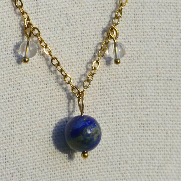 gros plan sur le lapis lazuli du collier reliques n°1