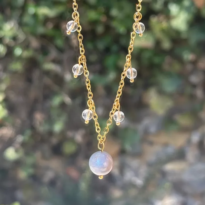 collier reliques n°1 labradorite sur une branche d'arbre