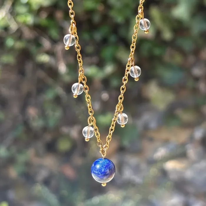 collier reliques n°1 lapis lazuli sur une branche d'arbre