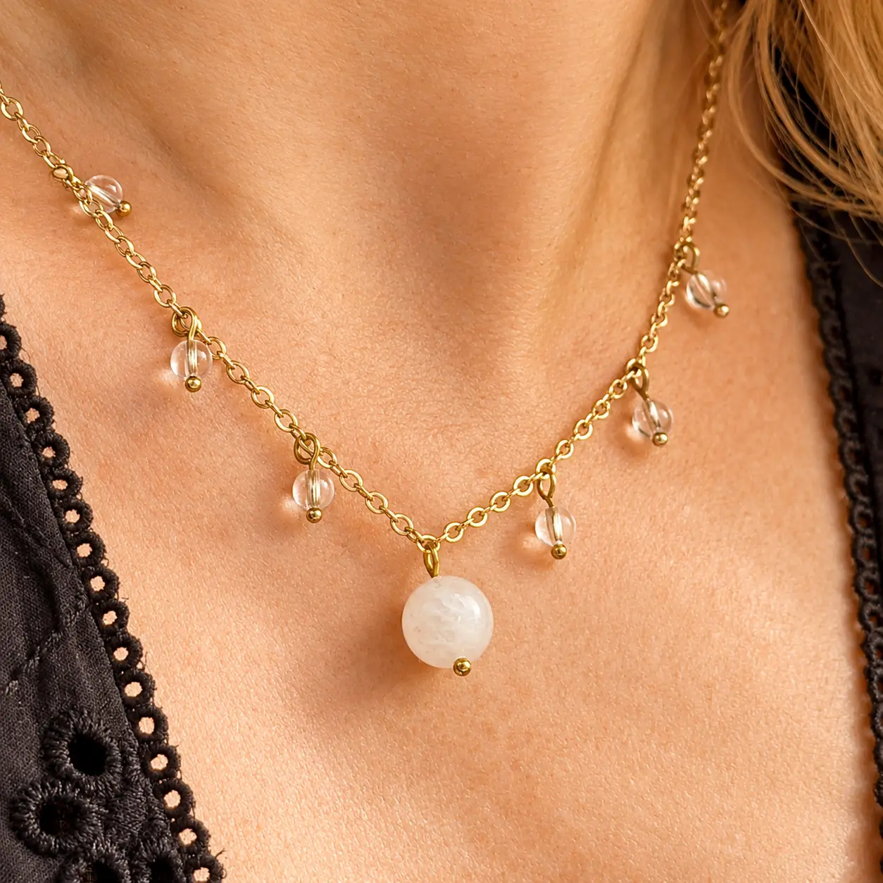 Gros plan sur le collier reliques n°1 avec perle de pierre de lune