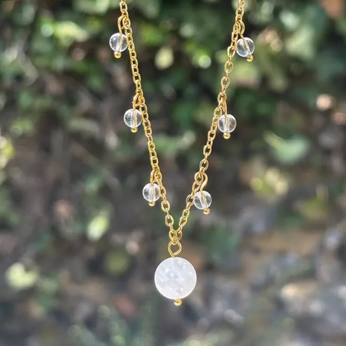 collier reliques n°1 pierre de lune sur une branche d'arbre