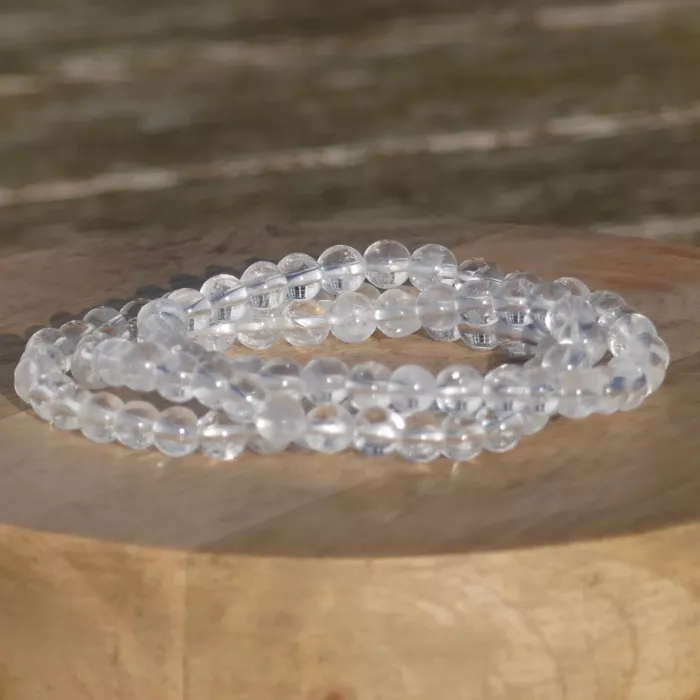 bracelet cristal de roche posé sur une planche