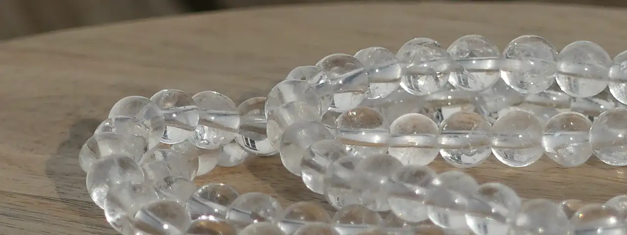 bracelet cristal de roche posé sur une planche en gros plan