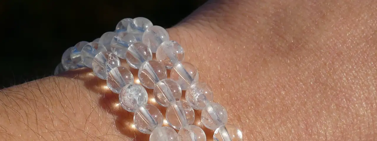 bracelet cristal de roche porté au poignet en gros plan