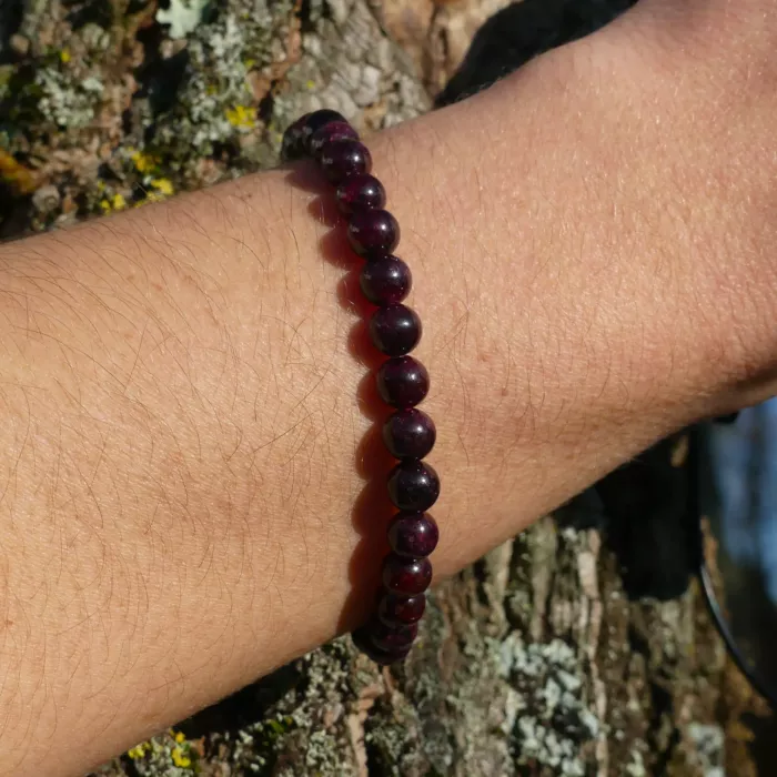 bracelet grenat au poignet