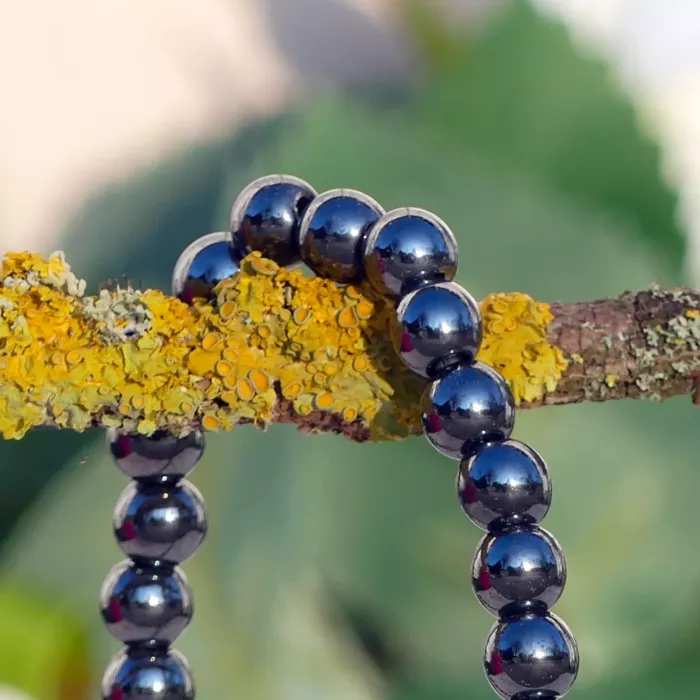 bracelet hematite sur une branche en gros plan