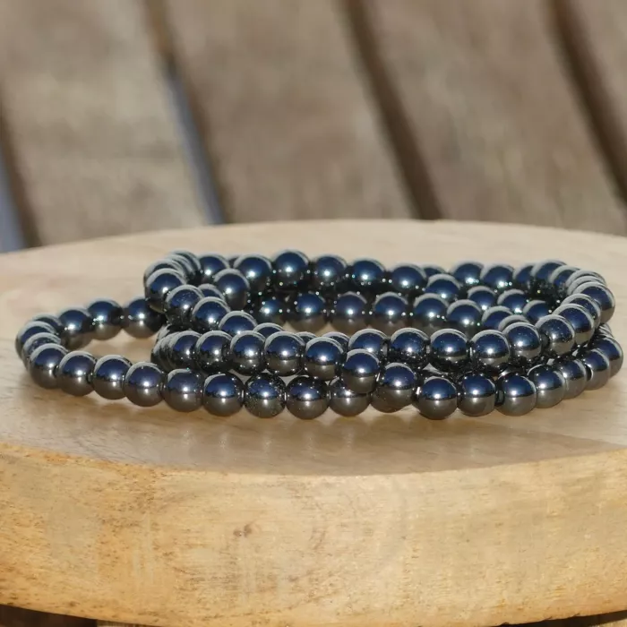 bracelet hematite sur une planche