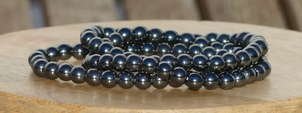 bracelet hematite sur une planche