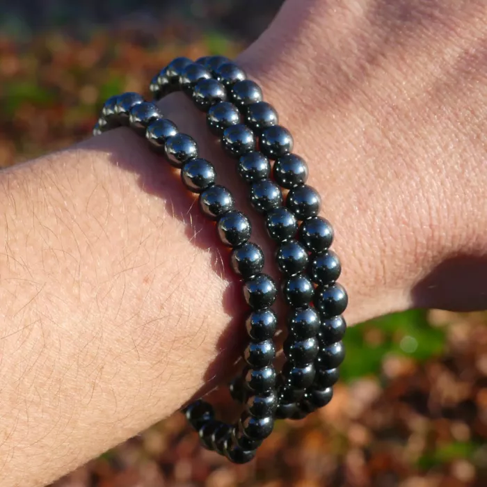 bracelet hematite porté au poignet