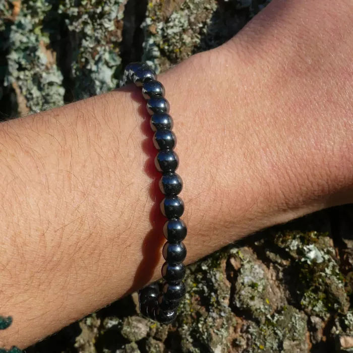 bracelet hematite porté au poignet