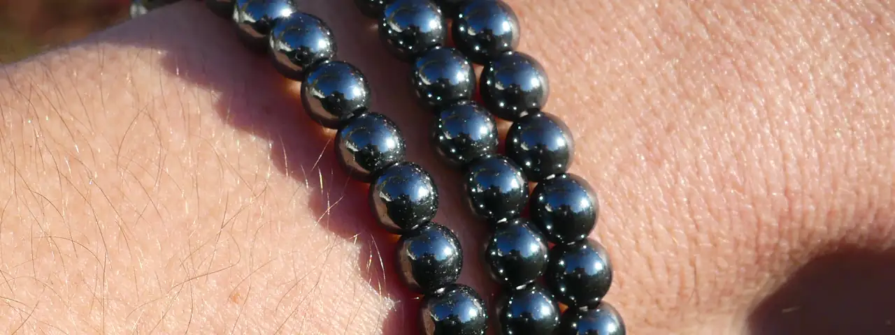 bracelet hematite porté au poignet en gros plan