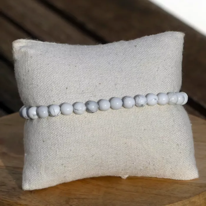 bracelet howlite autour d'un petit coussin