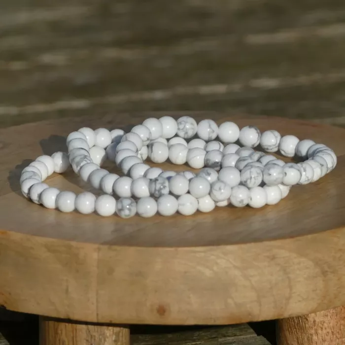 bracelet howlite sur une planche