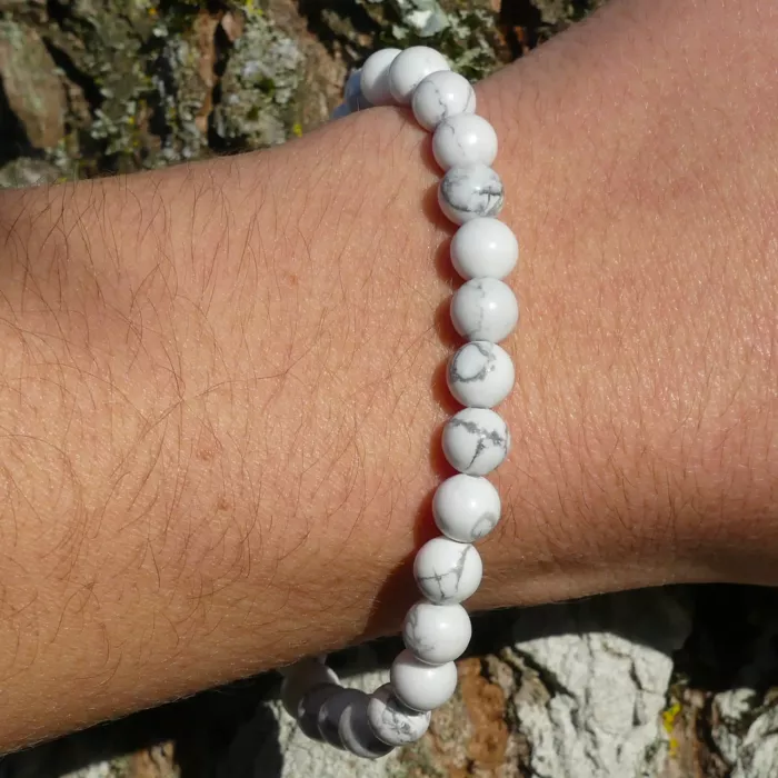 bracelet howlite au poignet