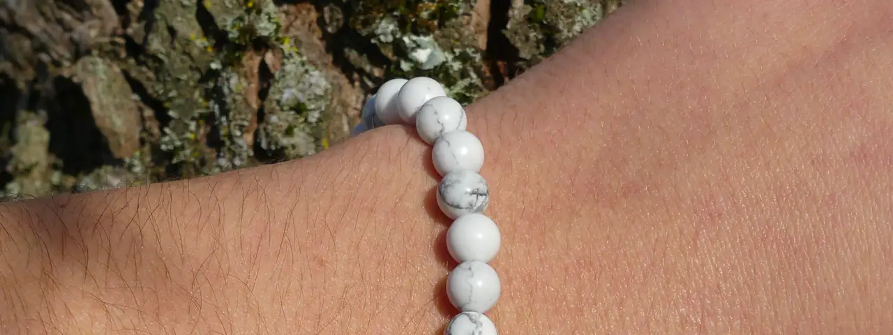 bracelet howlite au poignet en gros plan