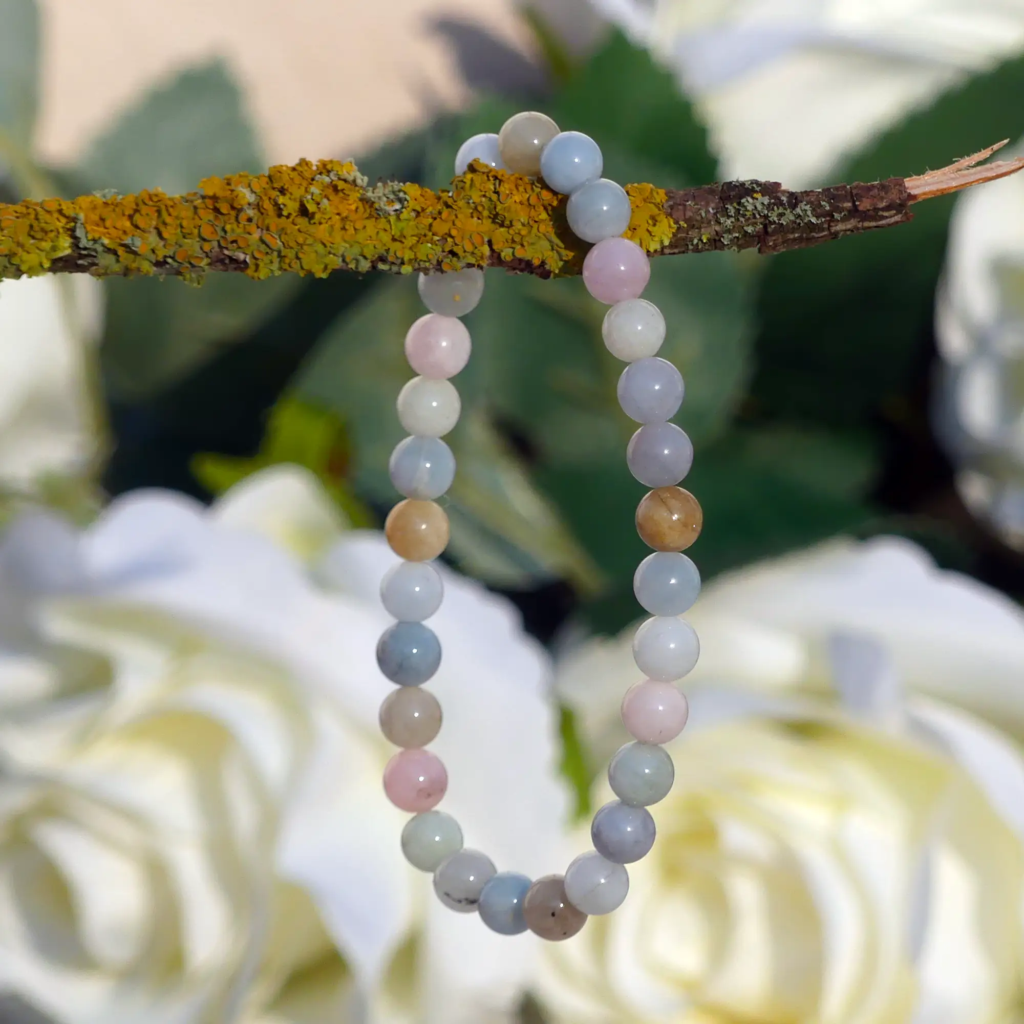 bracelet morganite sur une petite branche