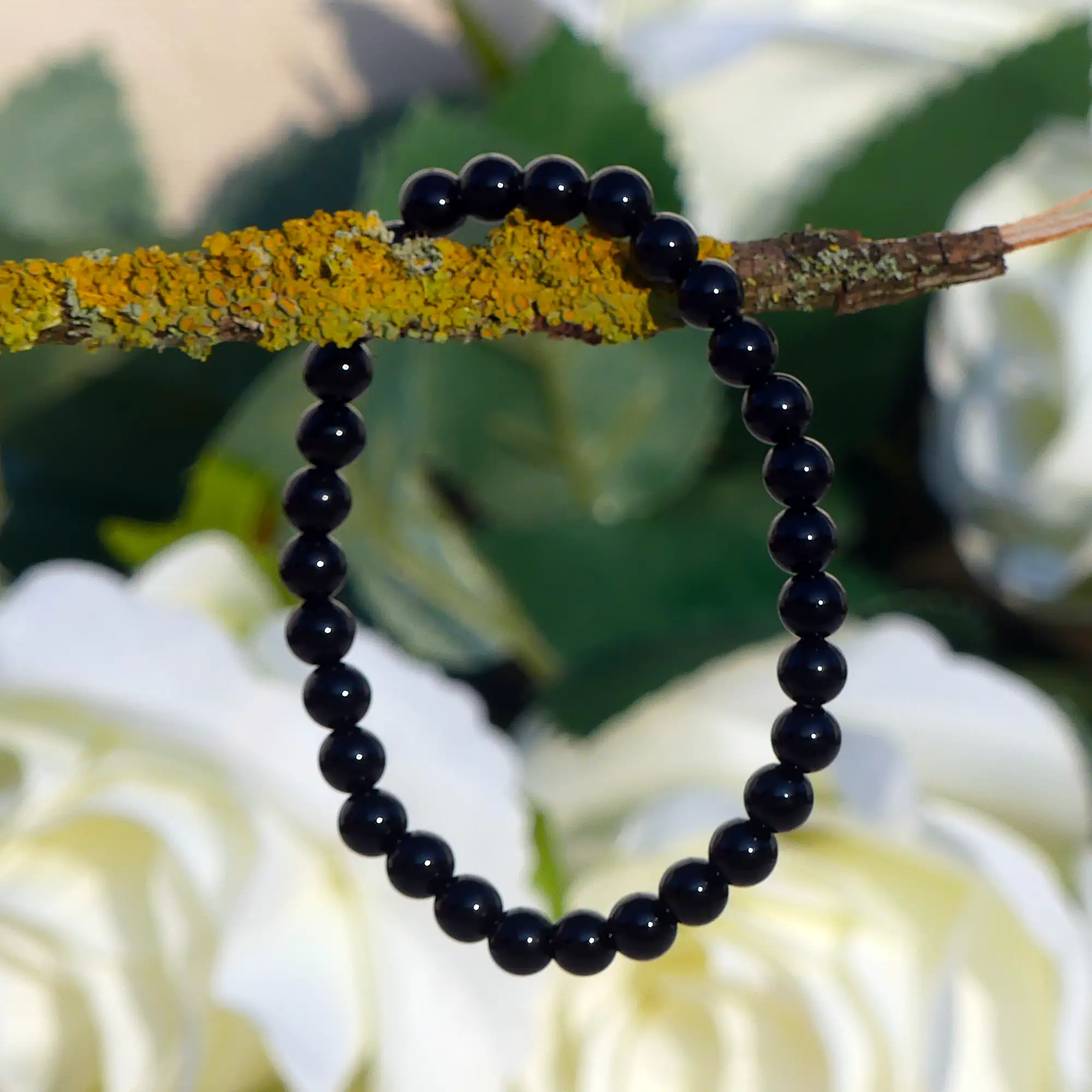 bracelet onyx sur une branche, à la verticale