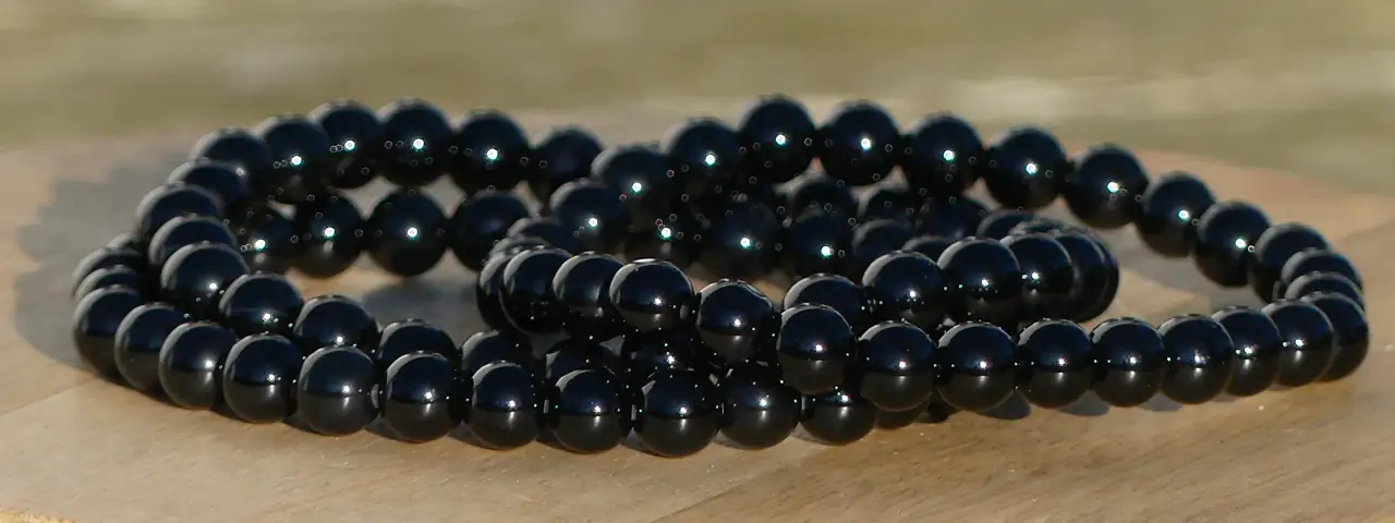 bracelet onyx sur une planche en très gros plan