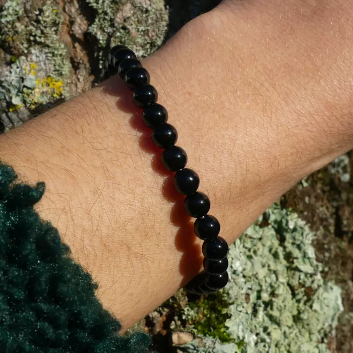 un bracelet onyx porté par une jeune femme