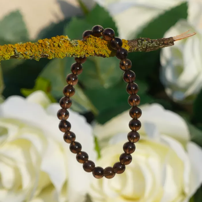 bracelet quartz fumé posé sur une branche