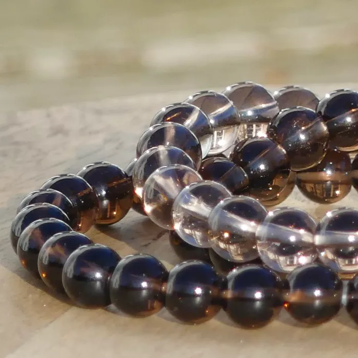 bracelet quartz fumé posé sur une planche, en très gros plan