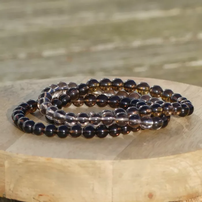 bracelet quartz fumé posé sur une planche