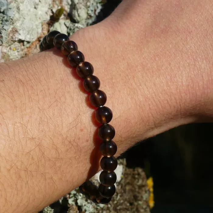 bracelet quartz fumé au poignet d'une jeune femme