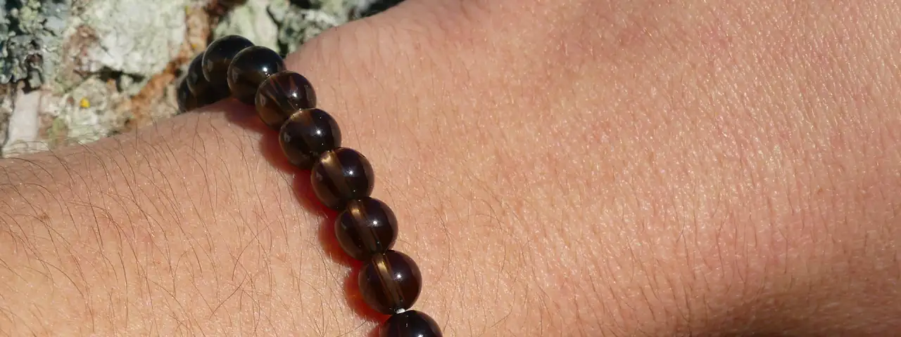 bracelet quartz fumé au poignet d'une jeune femme en gros plan