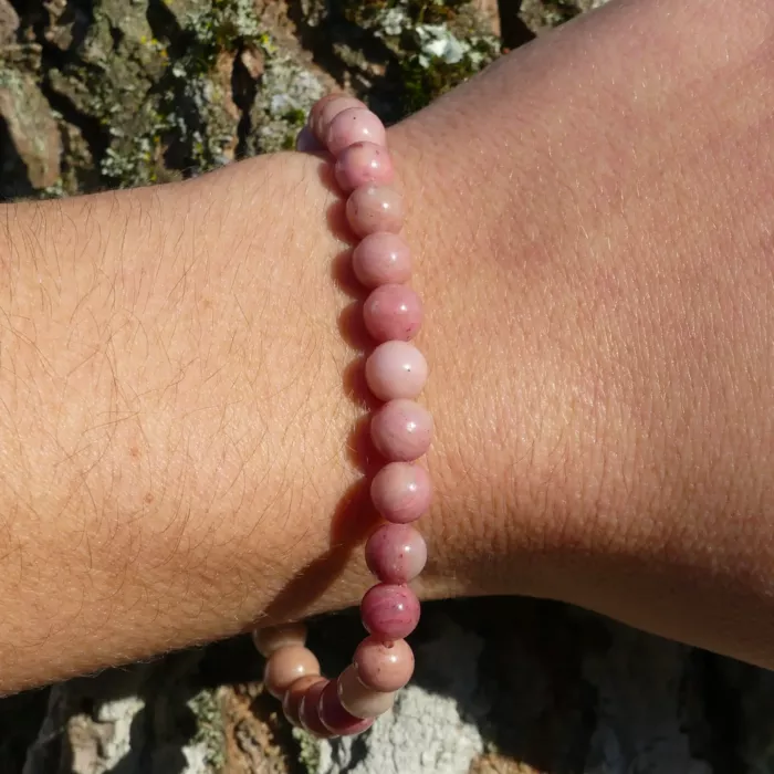 jeune femme portant un bracelet rhodonite au poignet