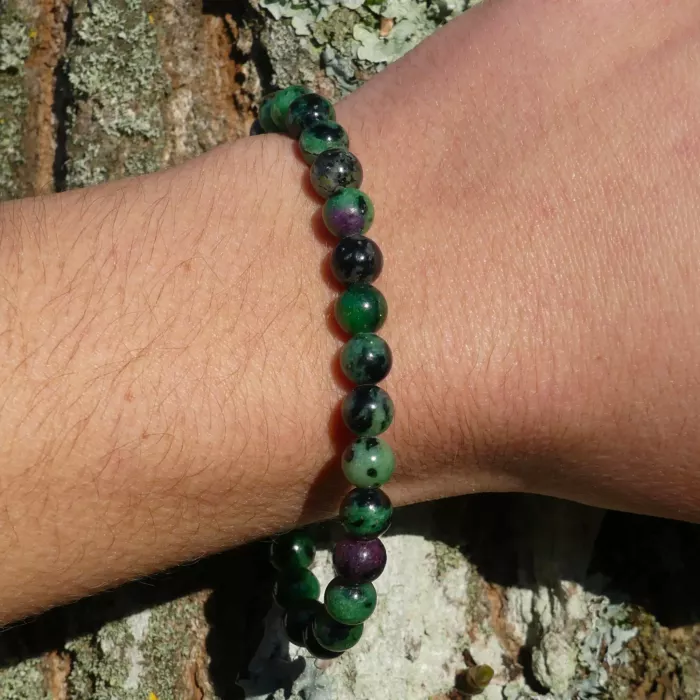 bracelet rubis zoiste porté au poignet par une jeune femme