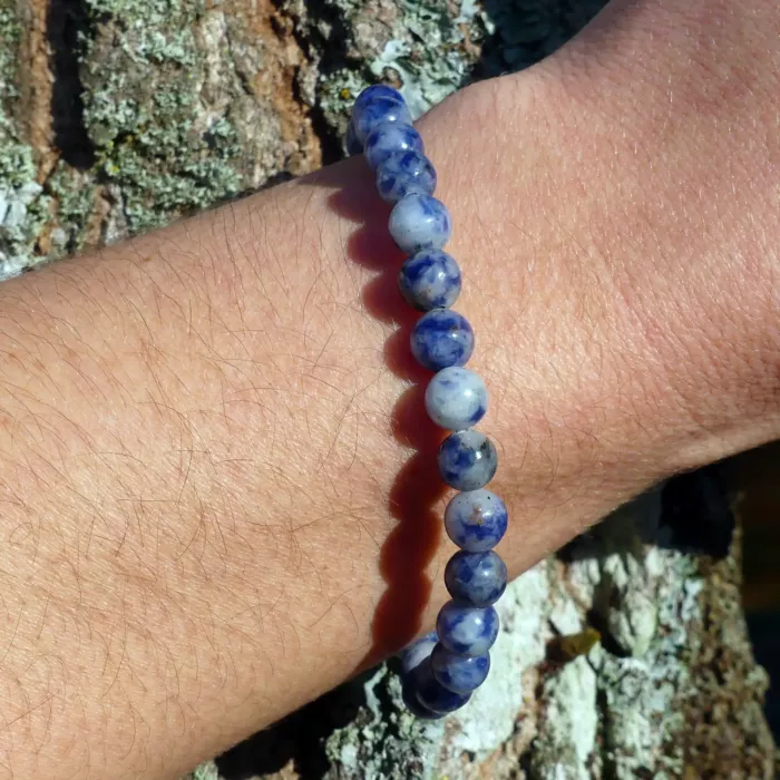 bracelet sodalite porté au poignet par une jeune femme