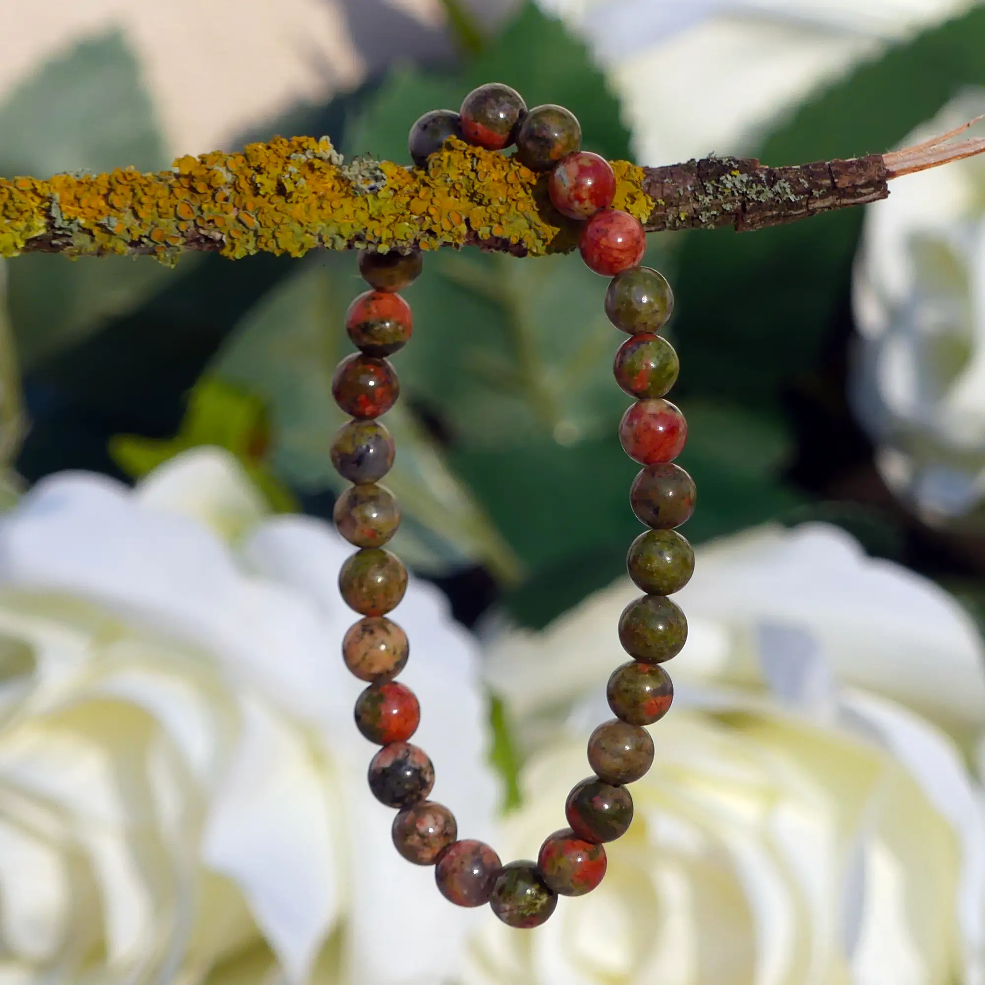 bracelet unakite posé sur une branche