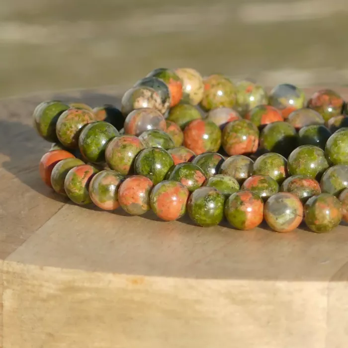 bracelet unakite posé sur une planche dans un jardin