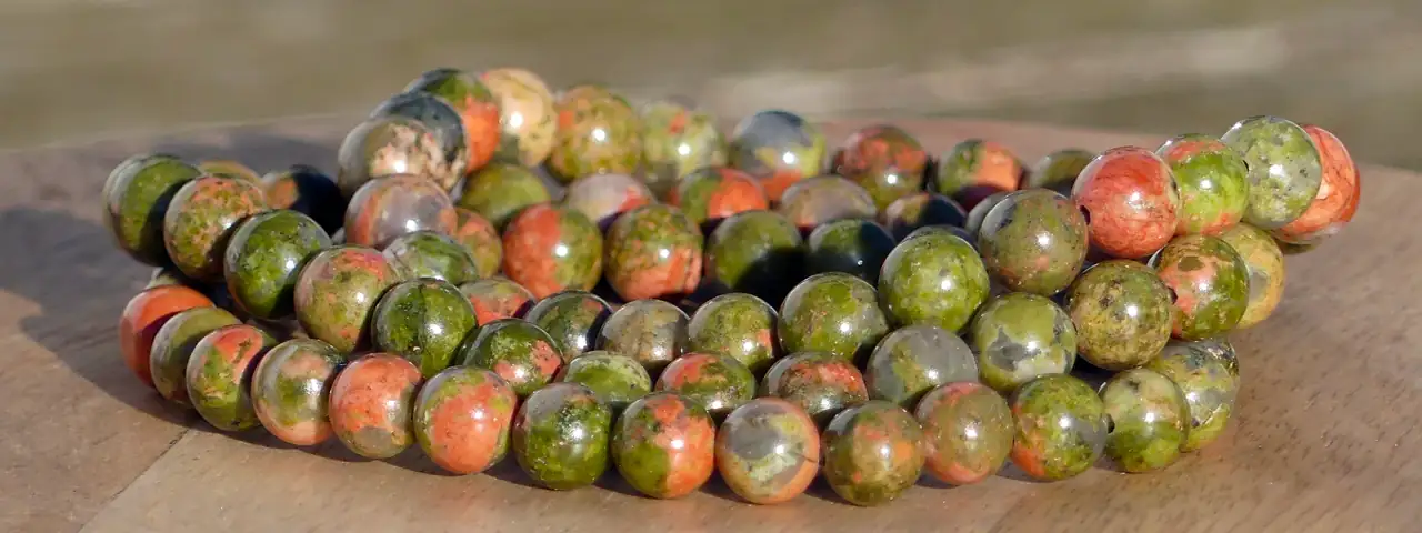 bracelet unakite posé sur une planche dans un jardin