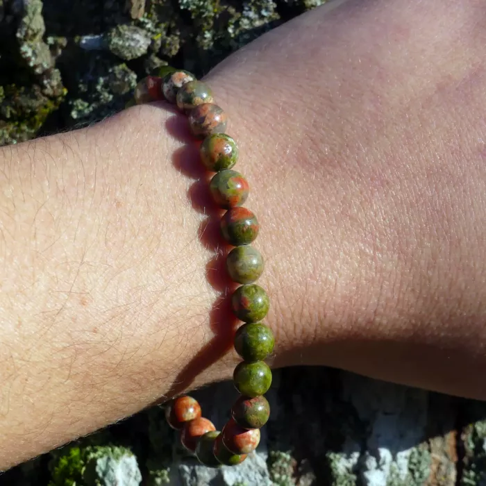 bracelet unakite porté au poignet par une jeune femme