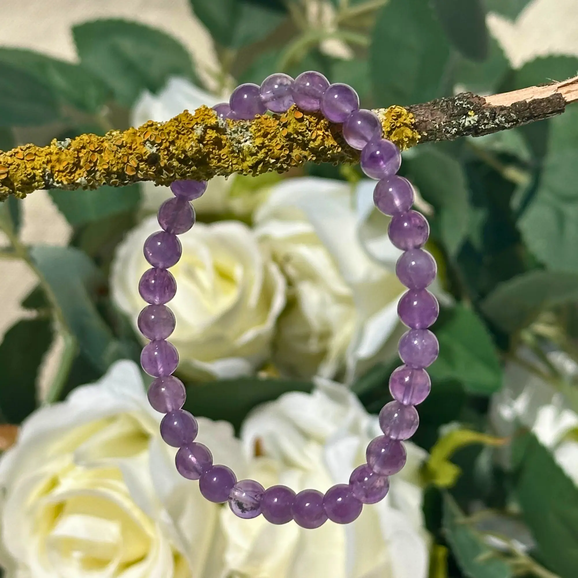 bracelet améthyste boule 6 mm sur une branche