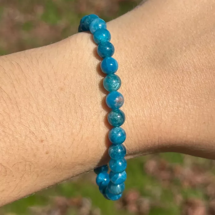 bracelet apatite au poignet d'une jeune femme