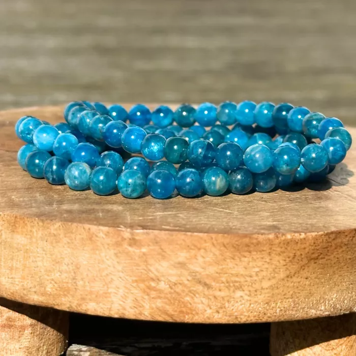 bracelet apatite sur un socle en bois