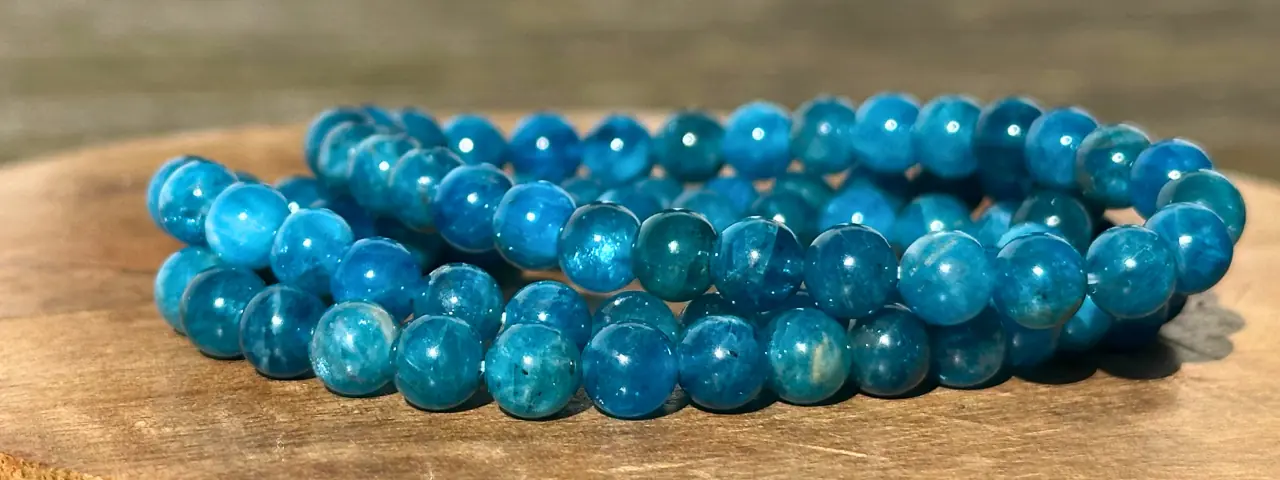 bracelet apatite sur un socle en bois