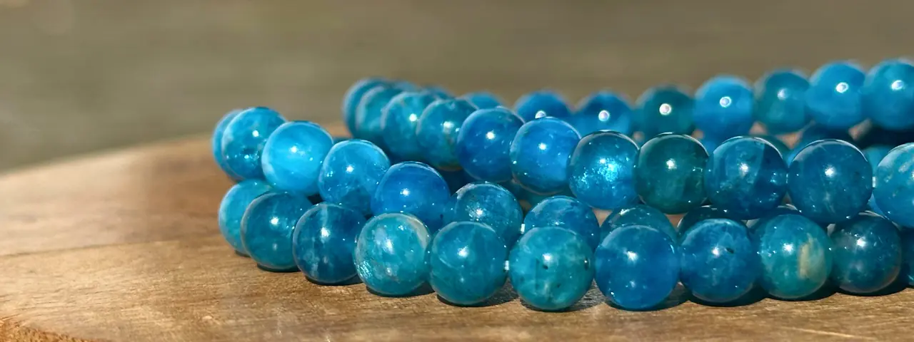 bracelet apatite sur un socle en bois