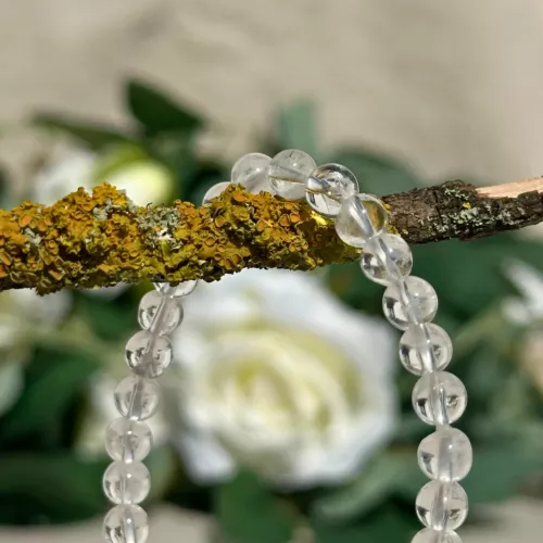 bracelet cristal de roche 6 mm en gros plan