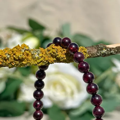 bracelet grenat 6 mm en gros plan