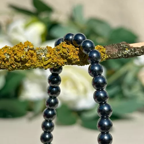 bracelet hematite 6 mm en gros plan