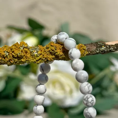 bracelet howlite 6 mm en gros plan