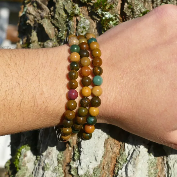 bracelet jaspe océan en 6 mm au poignet d'une jeune femme
