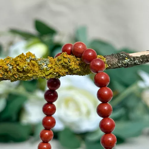 bracelet jaspe rouge en 6 mm en gros plan