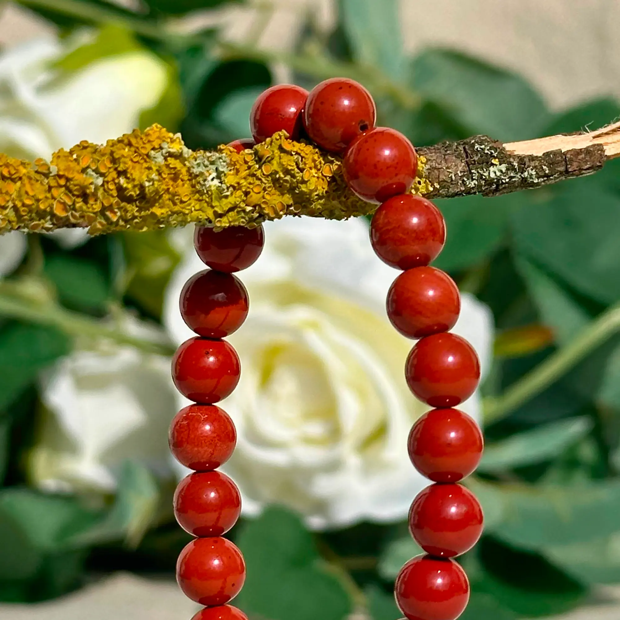 bracelet jaspe rouge en 8 mm en gros plan