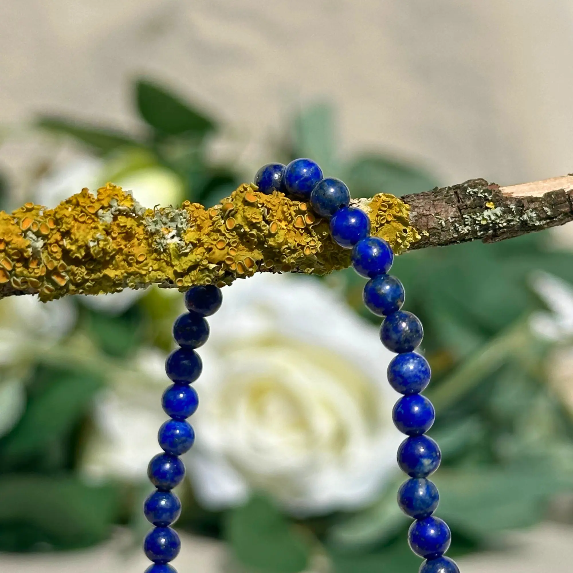 bracelet lapis lazuli en 4 mm en gros plan