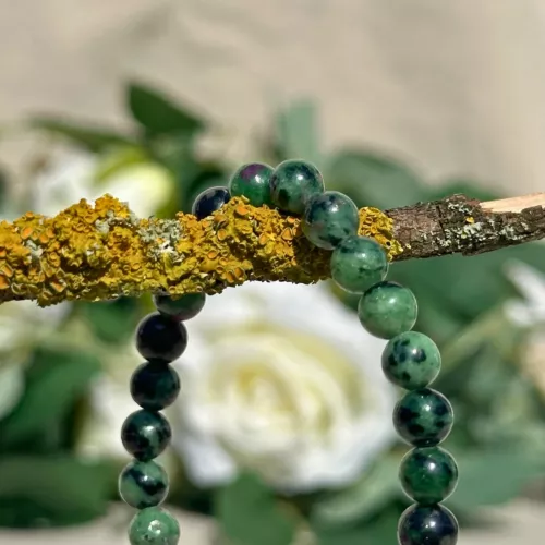 bracelet rubis zoisite en 6 mm en gros plan