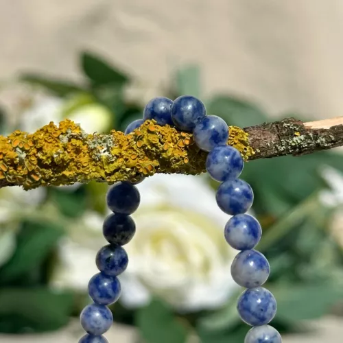bracelet sodalite 6 mm en gros plan